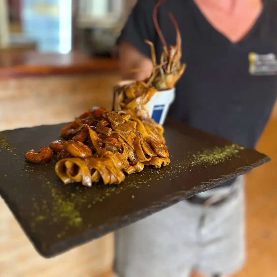 Plato de pasta servido en trattoria italiana en Fuerteventura